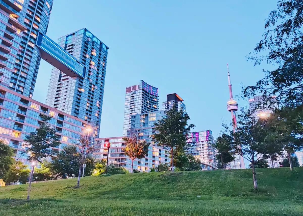 Upscale Downtown Toronto Condos By Cn Tower Extérieur photo