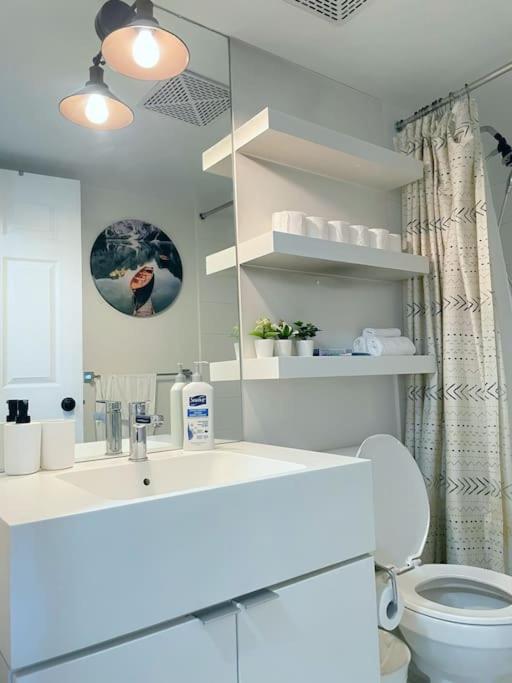 Upscale Downtown Toronto Condos By Cn Tower Extérieur photo