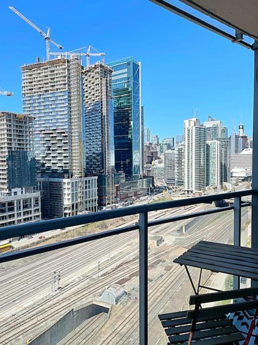 Upscale Downtown Toronto Condos By Cn Tower Extérieur photo
